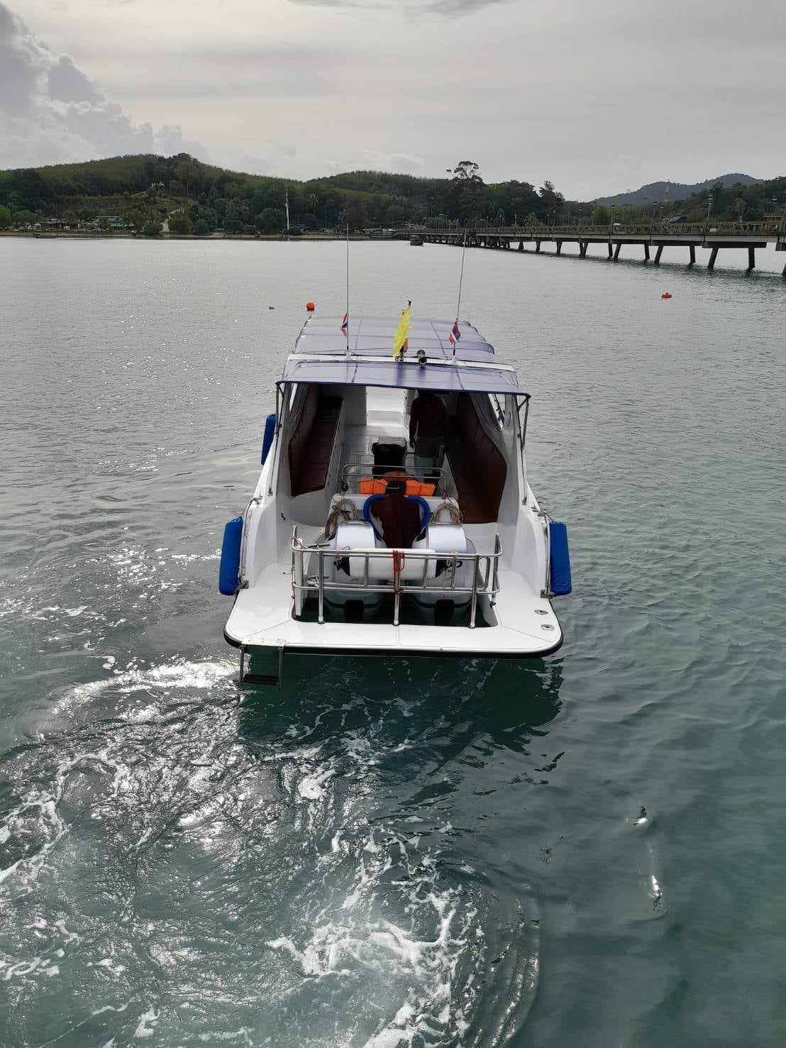 Private Speedboat for rent to islands 