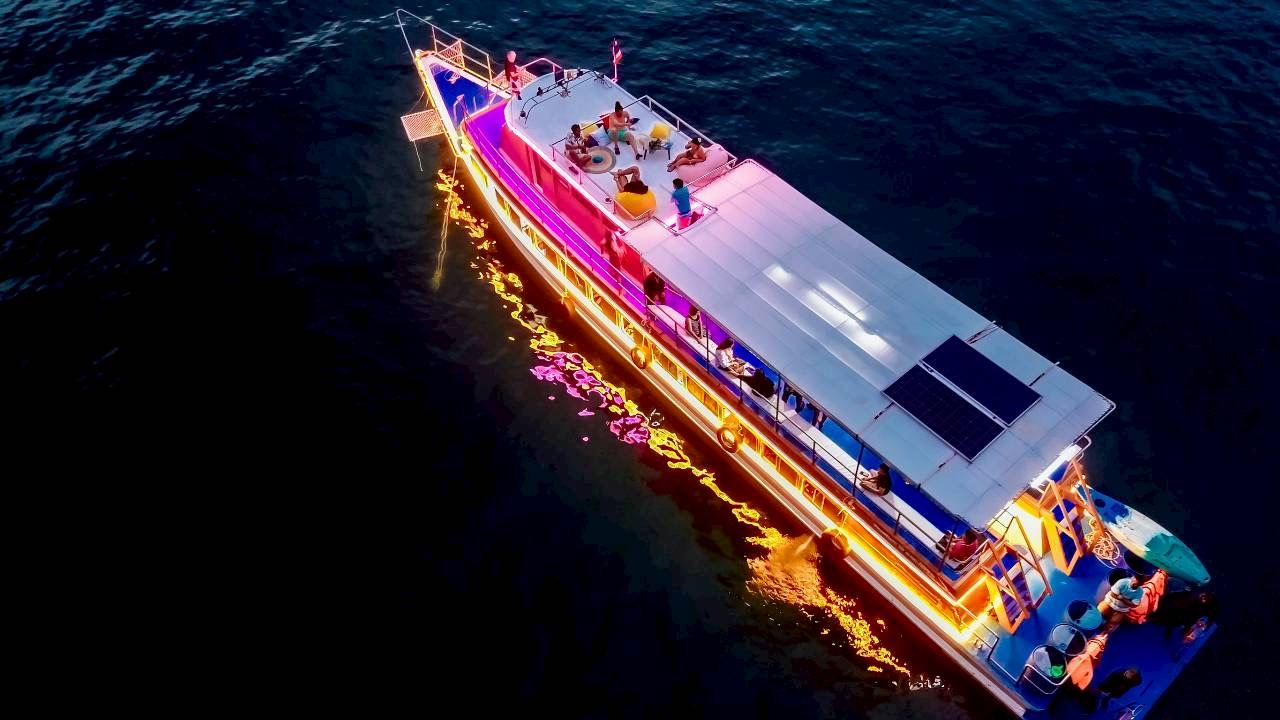 Sunset cruise diner